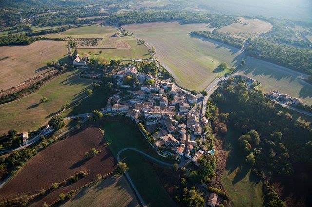 découvrir la provence avec le village de murs vu du ciel