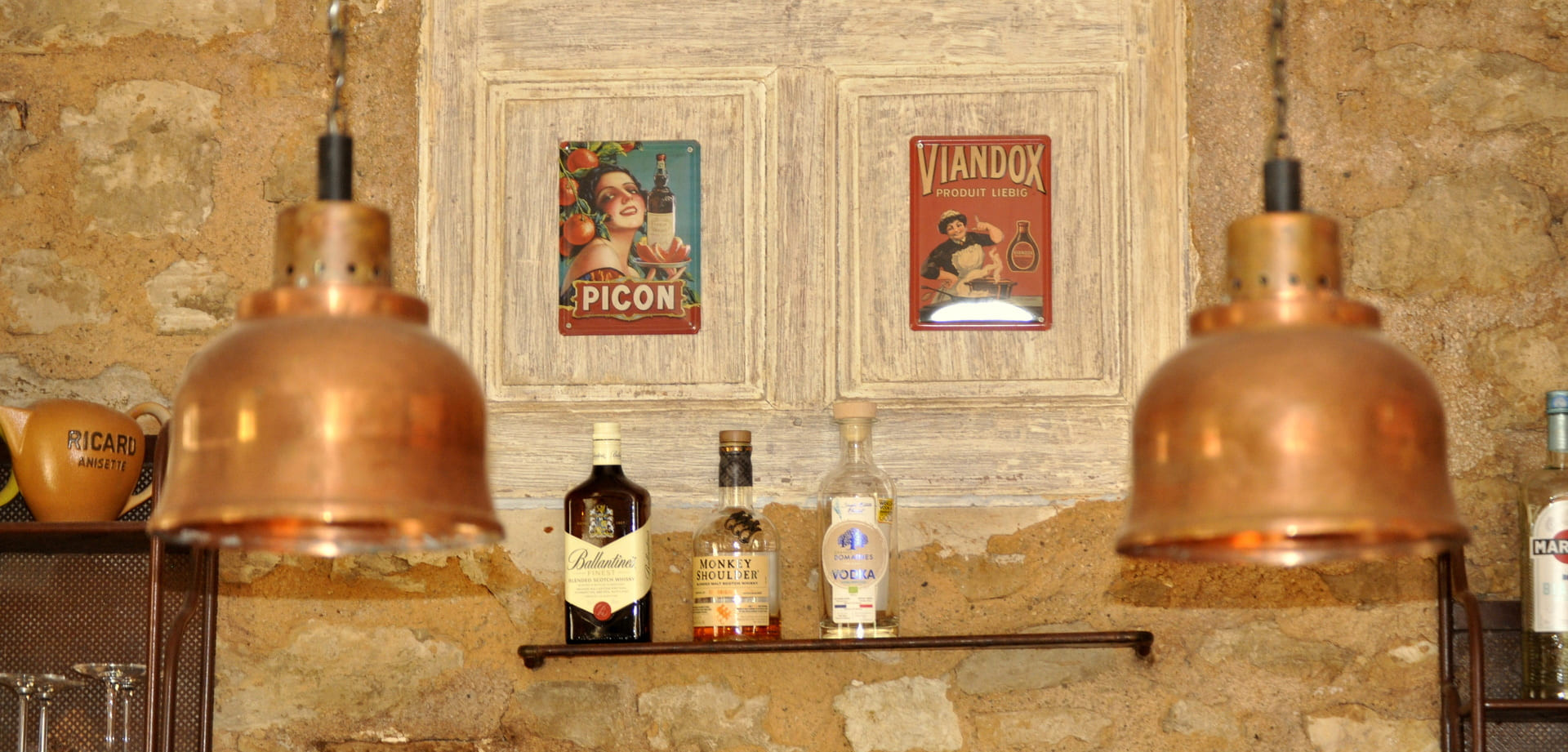 décoration provençale restaurant Le Crillon Murs Vaucluse